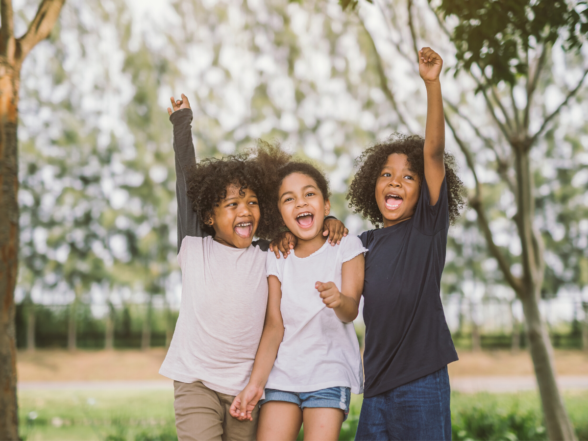 Дети смеются над другим ребенком. Children's success. Happy Kids. Независимый ребенок.